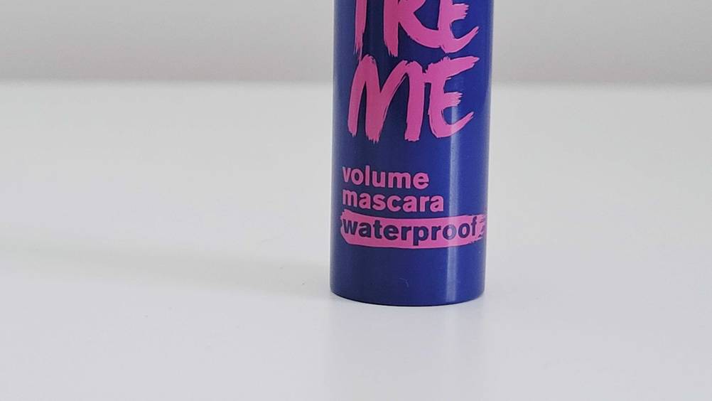 Mascara getestet: Nahaufnahme einer Tube mit der Information 'waterproof'.