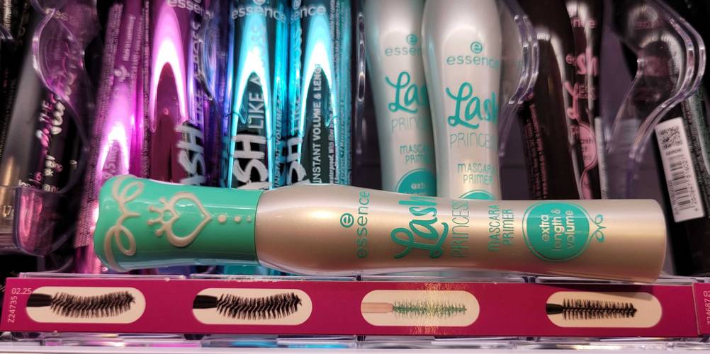 Getestet: Der Mascara-Primer liegt vor mehreren anderen Tuben in einem Verkaufsregal.