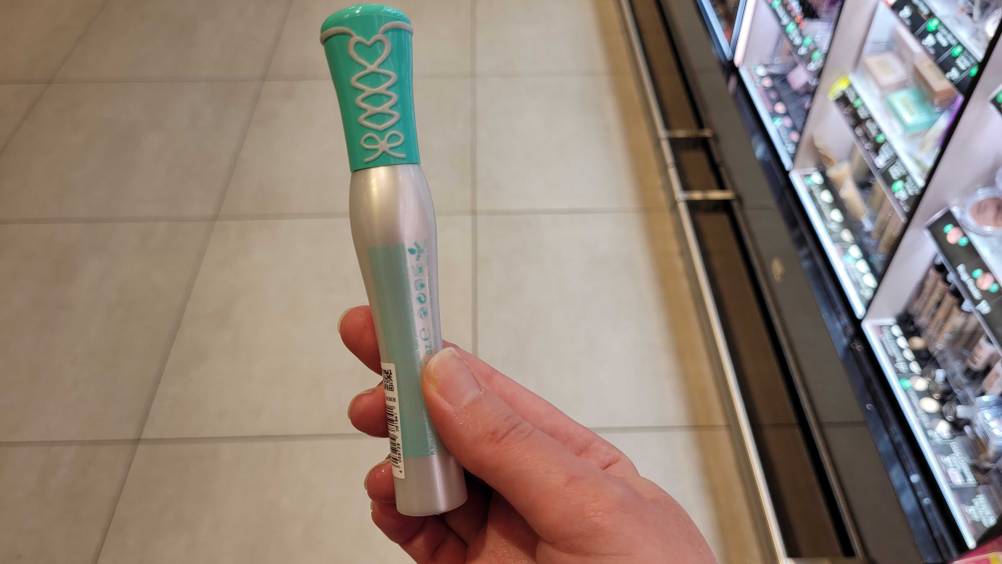 Eine Hand hält eine Tube des Mascara-Primers im Test in der Hand.