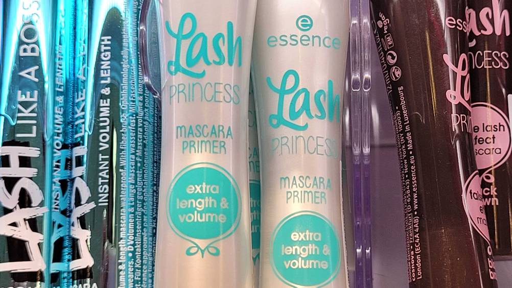 Mascara-Primer getestet: Nahaufnahme der Tuben neben anderen in einem Verkaufsregal.