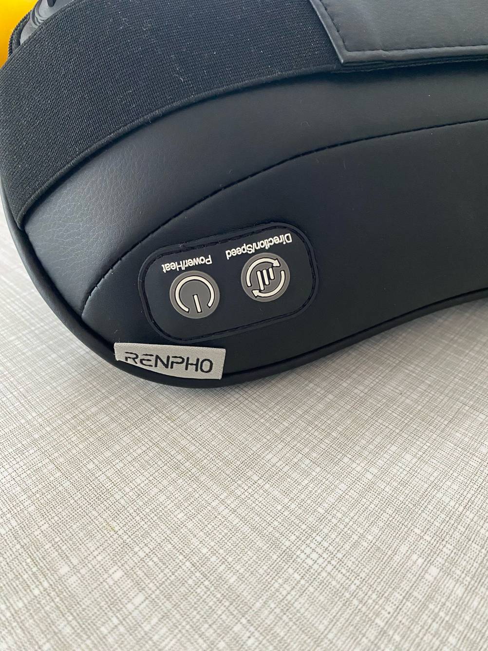 Im Test: Nahaufnahme der Bedienelemente eines Massagegerätes.