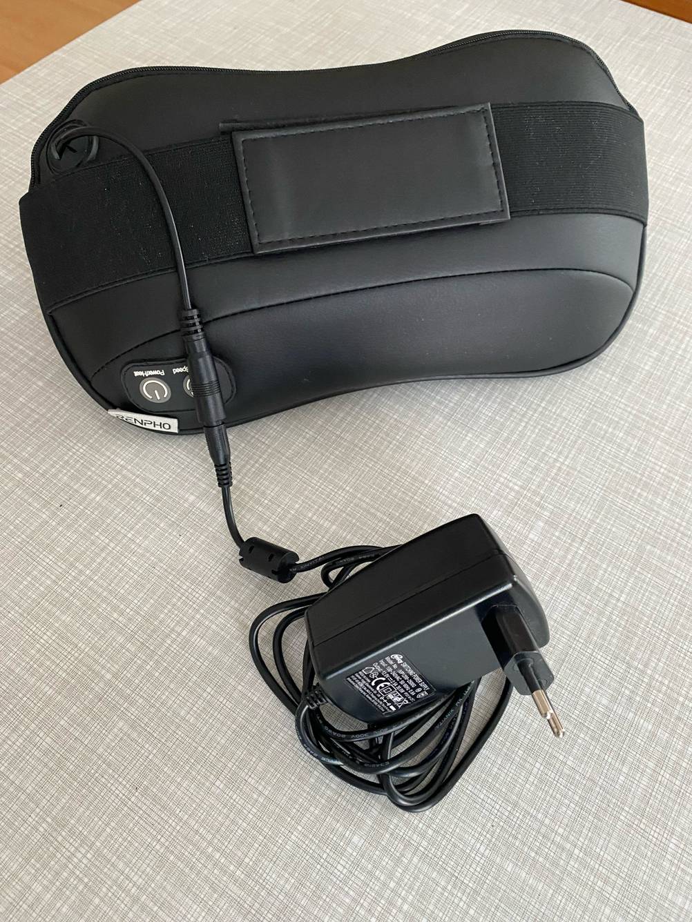 Massagegerät getestet: Ein Gerät mit Stromstecker auf einer hellen Fläche.