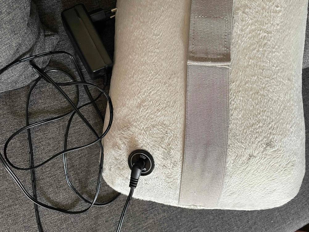 Massagekissen getestet: Nahaufnahme des Stromanschlussen und des Gurtes.