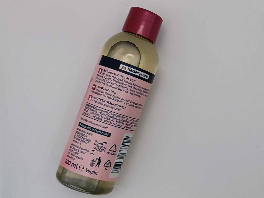Rückseite von einer getesteten Massageöl-Packung mit Inhaltsstoffangaben. 