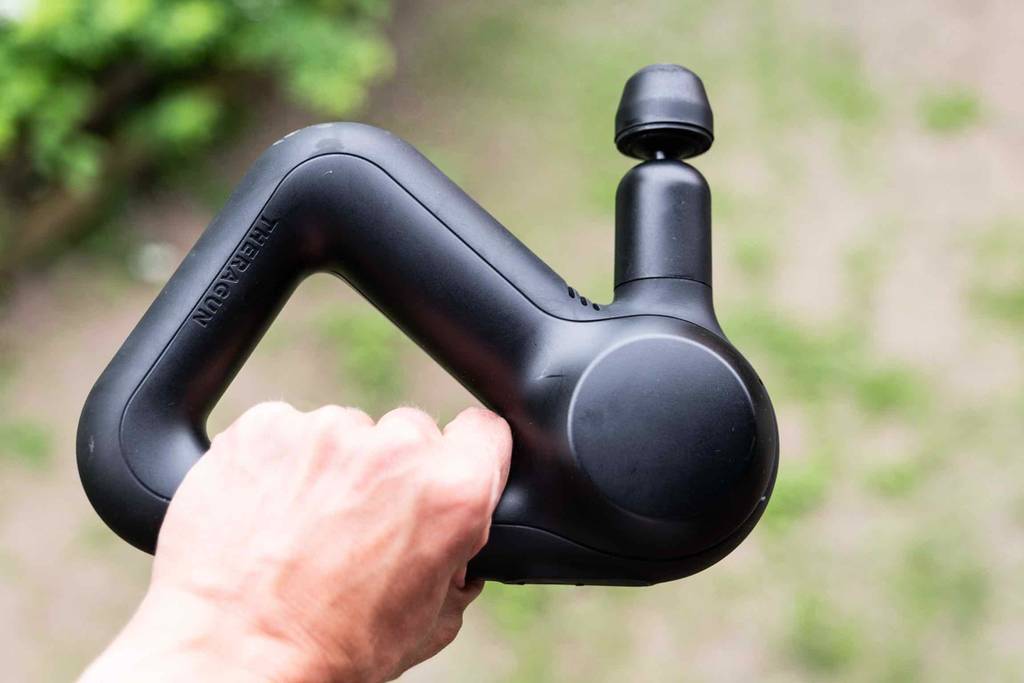 Massagepistole Griff im Test wird gehalten.