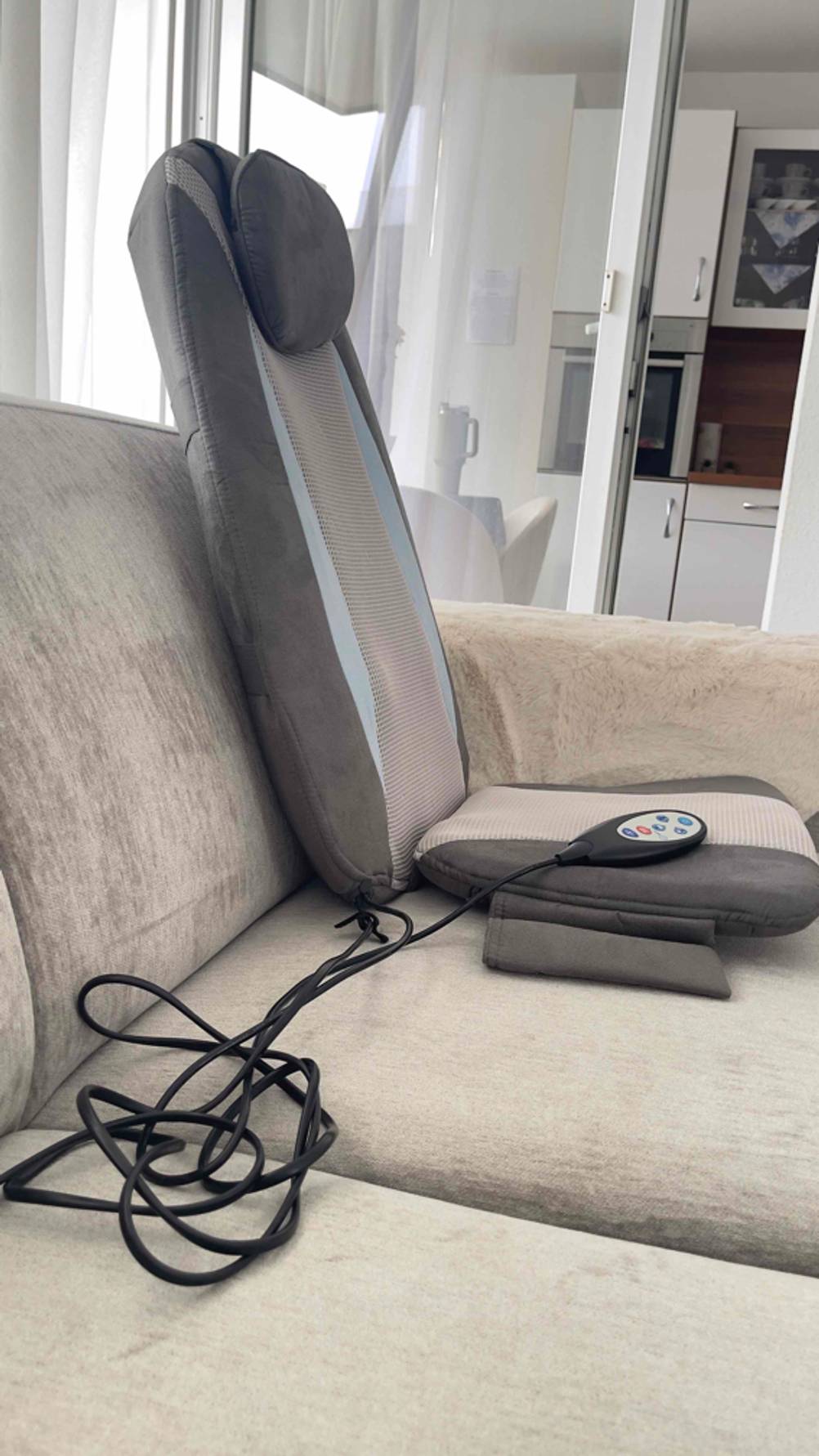 Auf einer Couch befindet sich die Massagesitzauflage im Test.