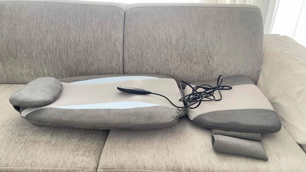 Auf dem Sofa liegt die Massagesitzauflage im Test.