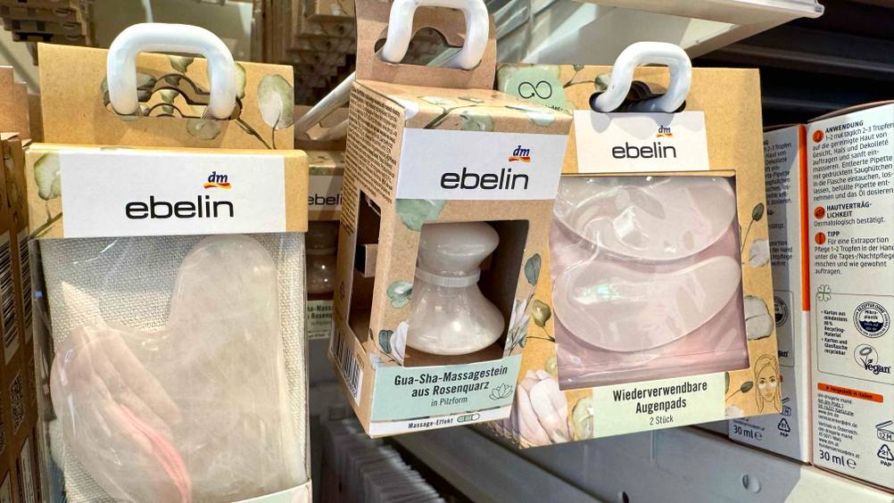 Mehrere Packungen der getesteten Massagesteine in einem Verkaufsregal hängend.