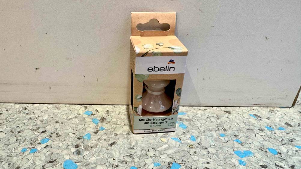 Massagesteine getestet: Eine Packung vor einer hellen Wand auf dem Boden stehend.