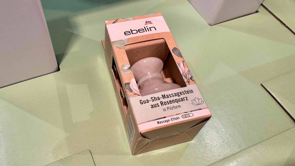 Eine Packung des getesteten Massagesteins auf einer grünen Fläche liegend.