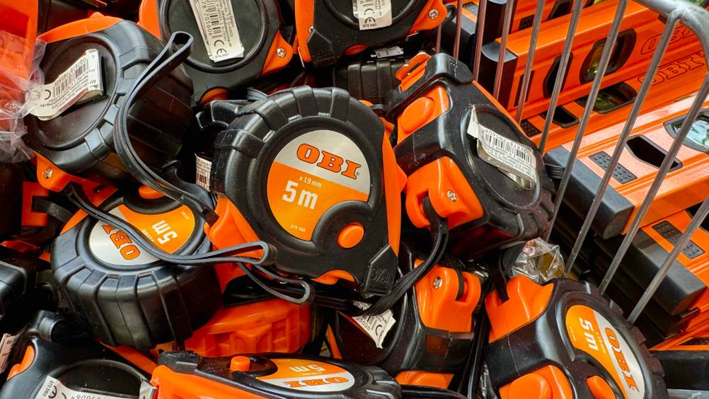 Maßband 5m getestet: Mehrere Produkte liegen in einem Gitterkorb.