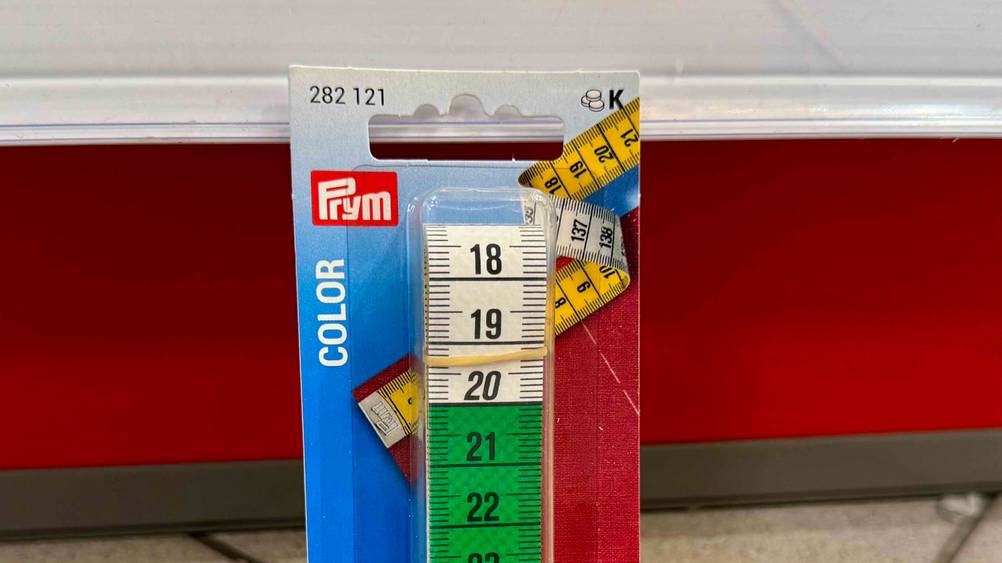 Maßband getestet: Nahaufnahme der Verpackung mit Logo und dem Maßband.