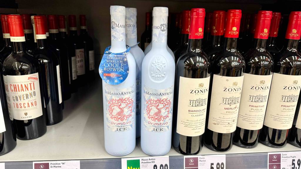 Primitivo im Test: Mehrere Flaschen stehen zwischen anderen Sorten in einem Regal.