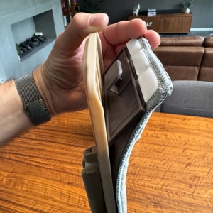 Eine Hand löst das Pad des Bodenwischers des Masthome-Wischmopp-Sets.