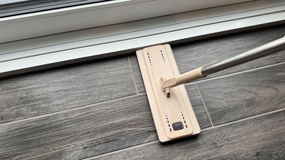 Der Bodenwischer des Masthome Wischmopp Set beim Reinigen einer Kante