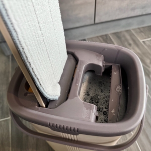 Der Bodenwischer des Masthome-Wischmopp-Sets wird aus der Vorrichtung zum Auswringen gezogen.