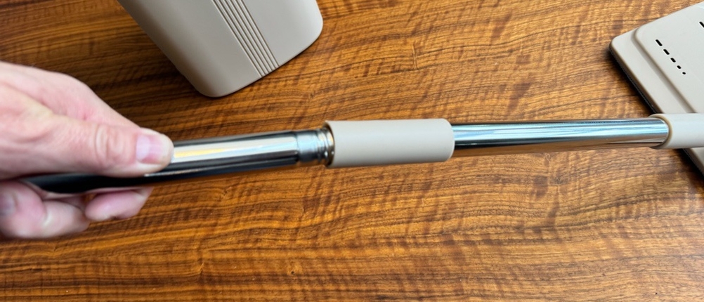 Eine Hand befestigt den Stiel am Bodenwischer des Masthome Wischmopp Set