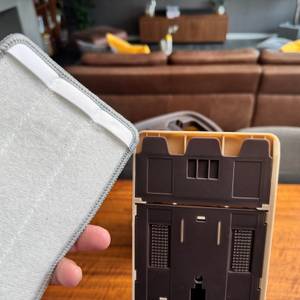 Das Pad neben dem Bodenwischer des Masthome-Wischmopp-Sets.