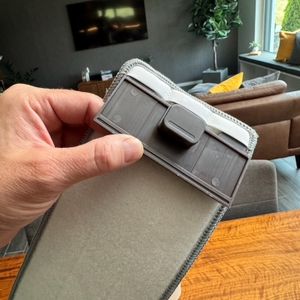 Eine Hand befestigt das Pad des Masthome-Wischmopp-Sets am Bodenwischer.