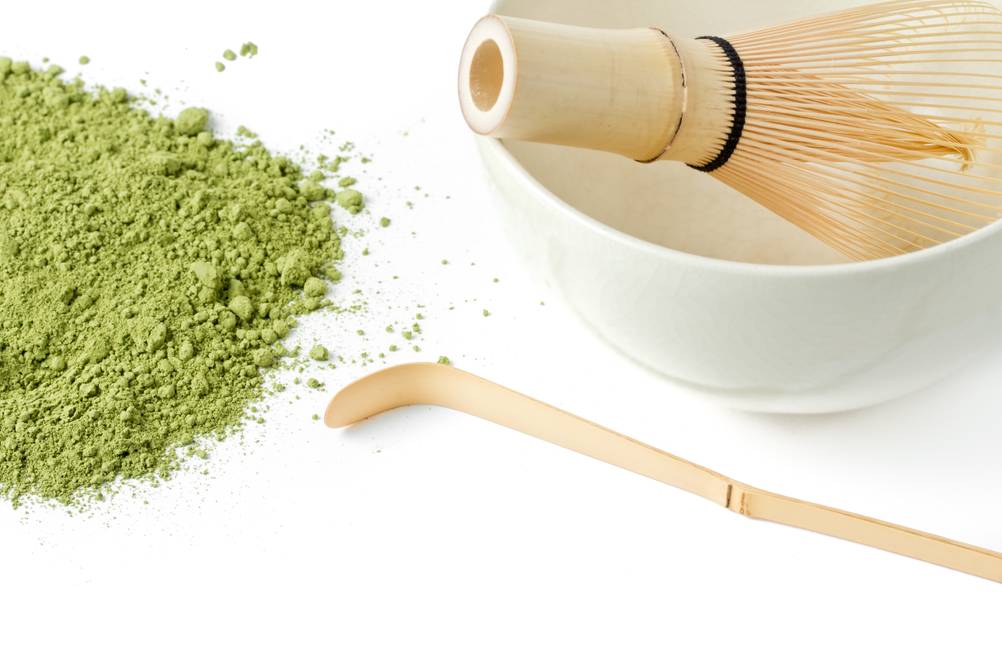 Matcha-Besen-Test: Nahaufnahme eines Matcha-Sets mit Matcha-Besen, - Schale, -Löffel und -Pulver. 