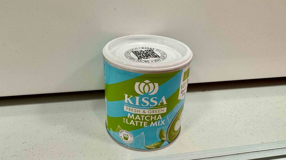 Auf einer hellen Fläche steht eine Dose Matcha-Latte im Test.