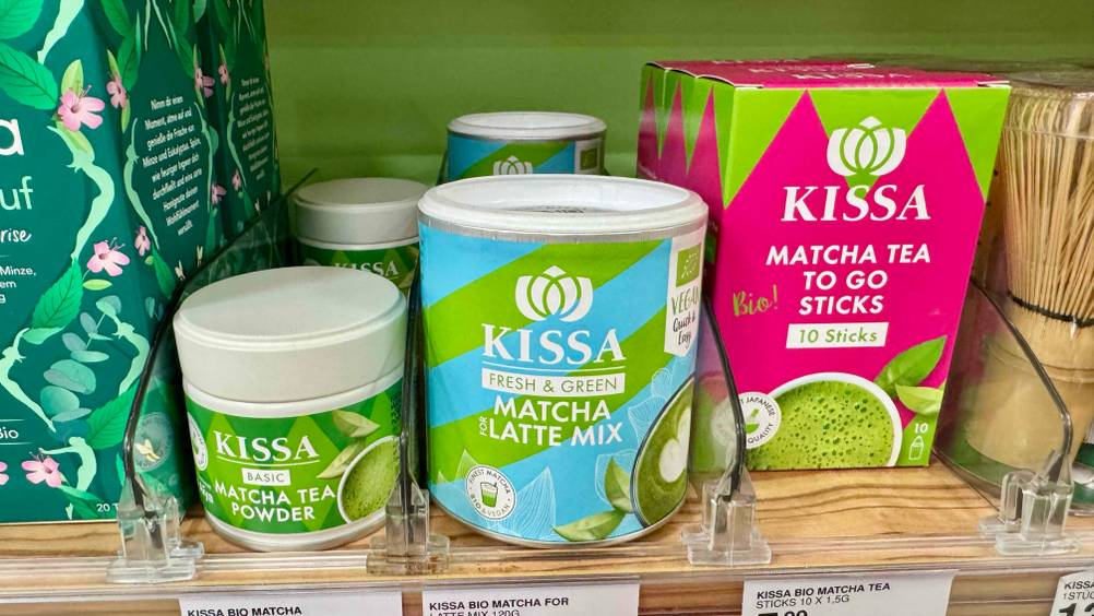 Matcha-Latte getestet: Eine Dose steht neben anderen Produkten in einem Verkaufsregal.