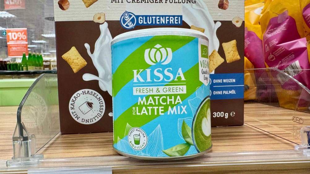Eine Dose Matcha-Latte im Test von vorne auf einem Verkaufsregal.