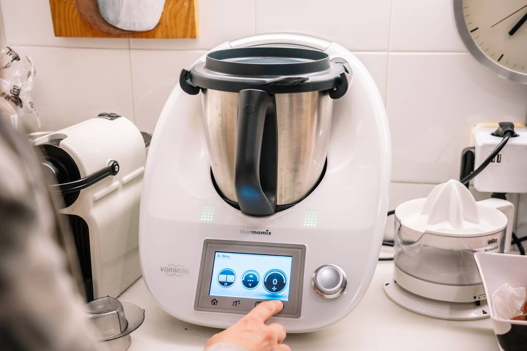 Matcha-Latte-Test: In einer Küche steht ein weißer Thermomix.