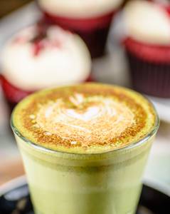 Matcha-Latte-Test: Ein Glas mit Matcha-Latte und Chai-Gewürzen. 