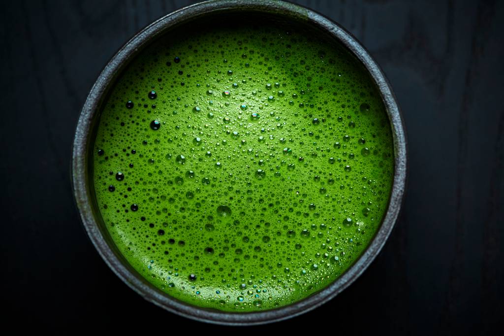 Matcha-Latte-Test: Nahaufnahme einer Tasse mit Matcha-Tee. 