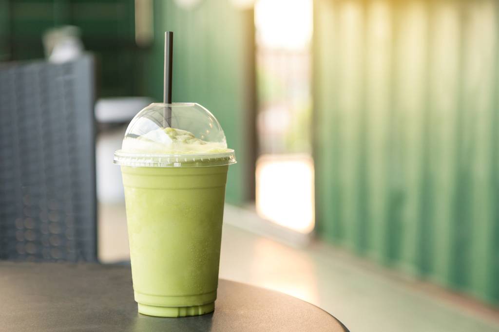 Matcha-Latte-Test: Auf einem Tisch steht ein Frappé Matcha Latte. 