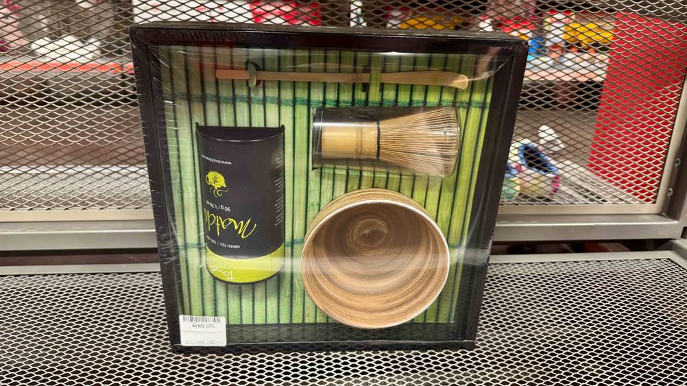 Auf einem Gitterregal steht das getestete Matcha-Set.