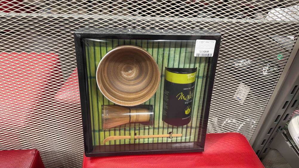 Getestet: Ein Matcha-Set auf einem roten Polster stehend.