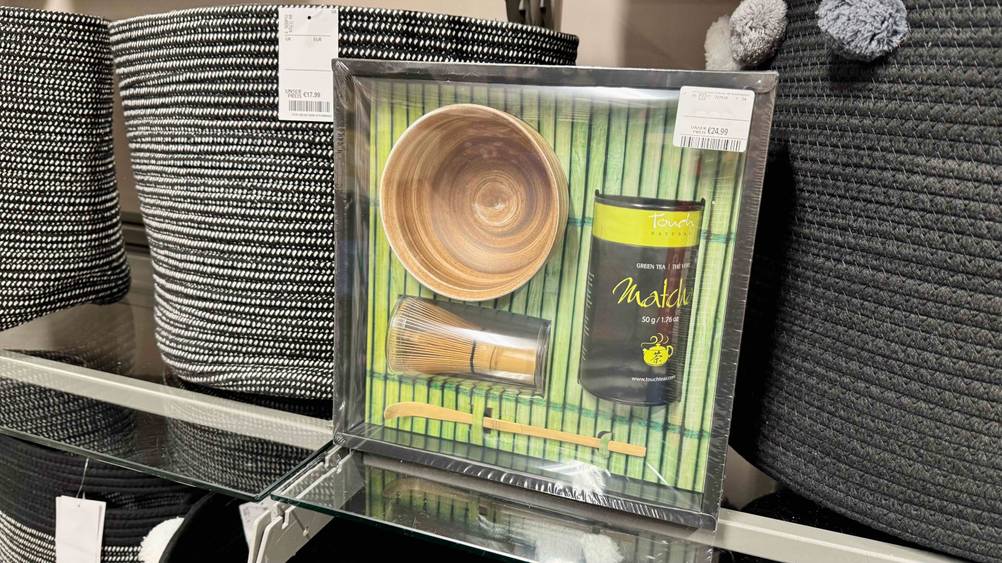 Auf einem Regal steht ein getestetes Matcha-Set vor mehreren Körben.