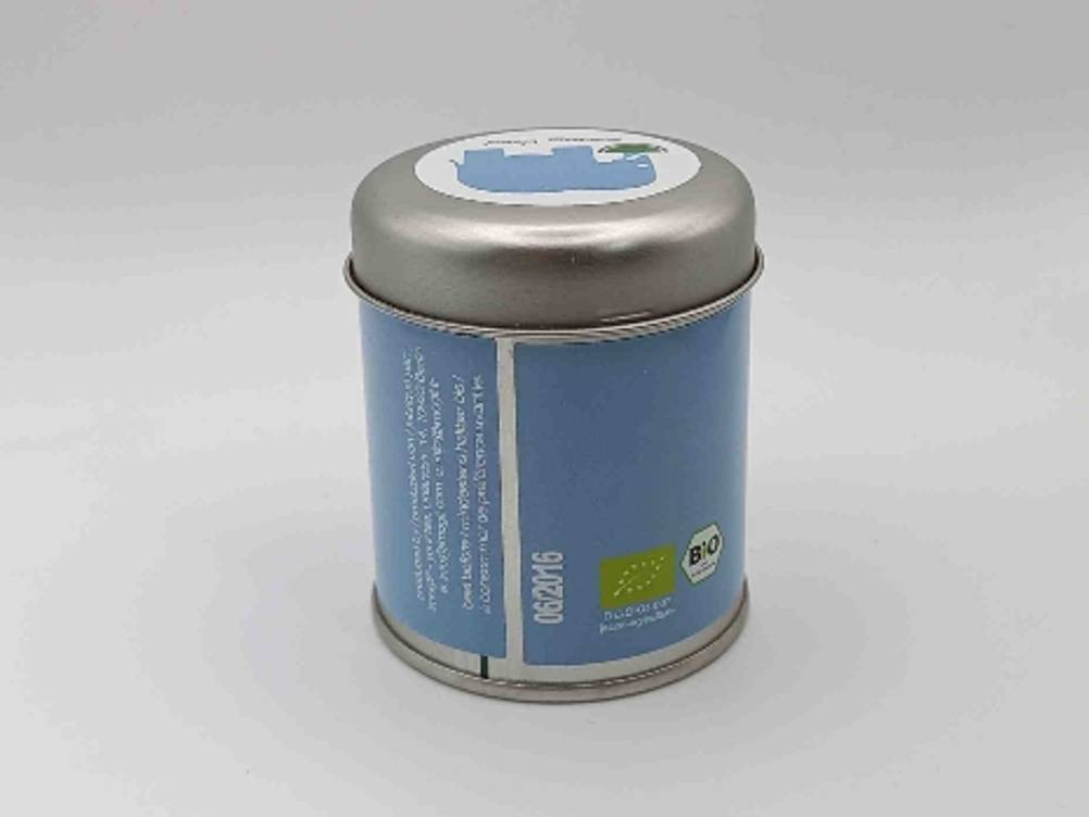 Matcha-Tee-Test: Die Verpackung von der Seite mit Biosiegel.
