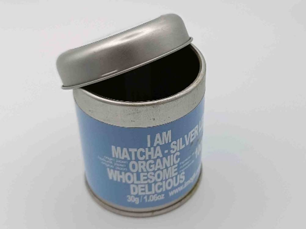 Matcha-Tee getestet: Eine Dose mit leicht geöffnetem Deckel auf einer hellen Fläche.