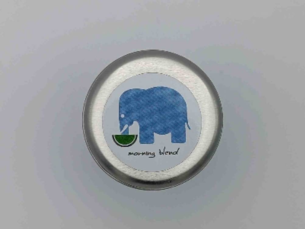 Der Deckel einer Dose des getesteten Matcha-Tees von oben auf einer hellen Fläche.