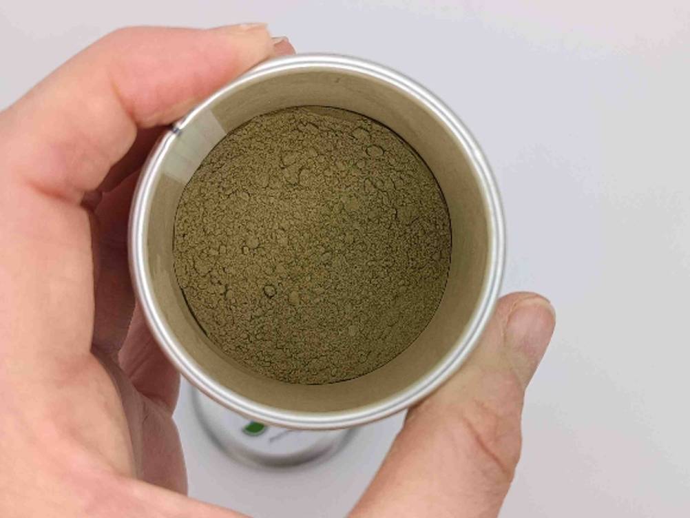 Eine geöffnete Dose gefüllt mit getestetem Matcha-Tee.