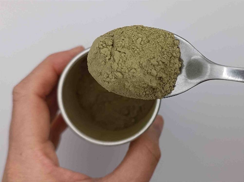 eine offene Dose Matcha-Tee