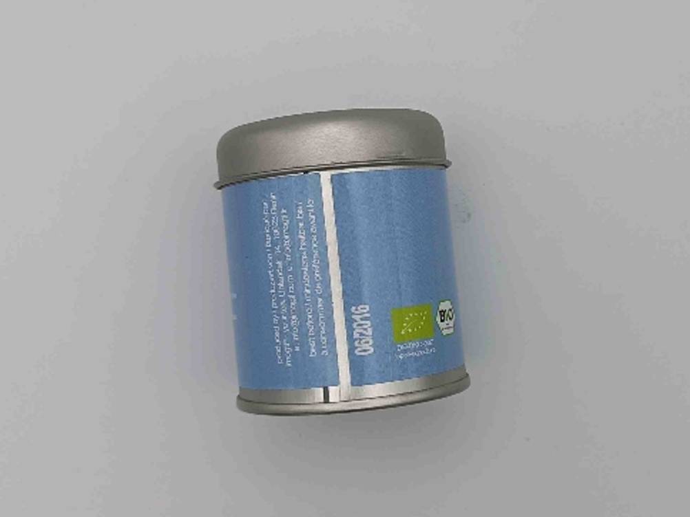Rückseite von einer getesteten Matcha-Tee-Dose liegt auf dem Boden. 