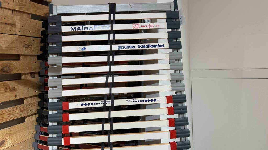 Nahaufnahme eines Lattenrosts 80x200 cm im Test, das an einer Wand lehnt.