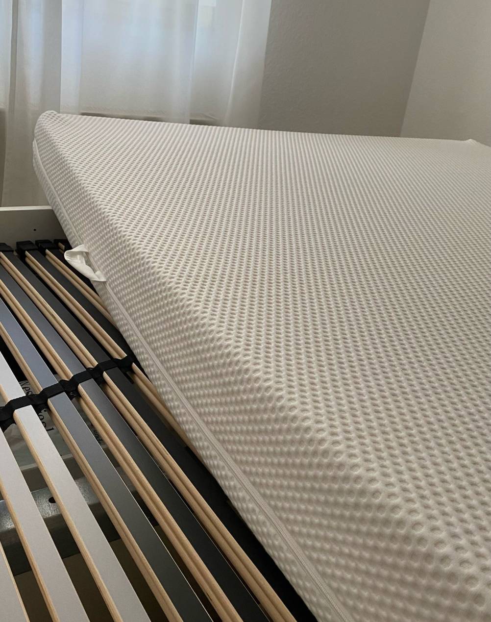 Getestet: Eine Matratze 160 x 200 cm vom Bett gezogen, mit Lattenrost sichtbar.
