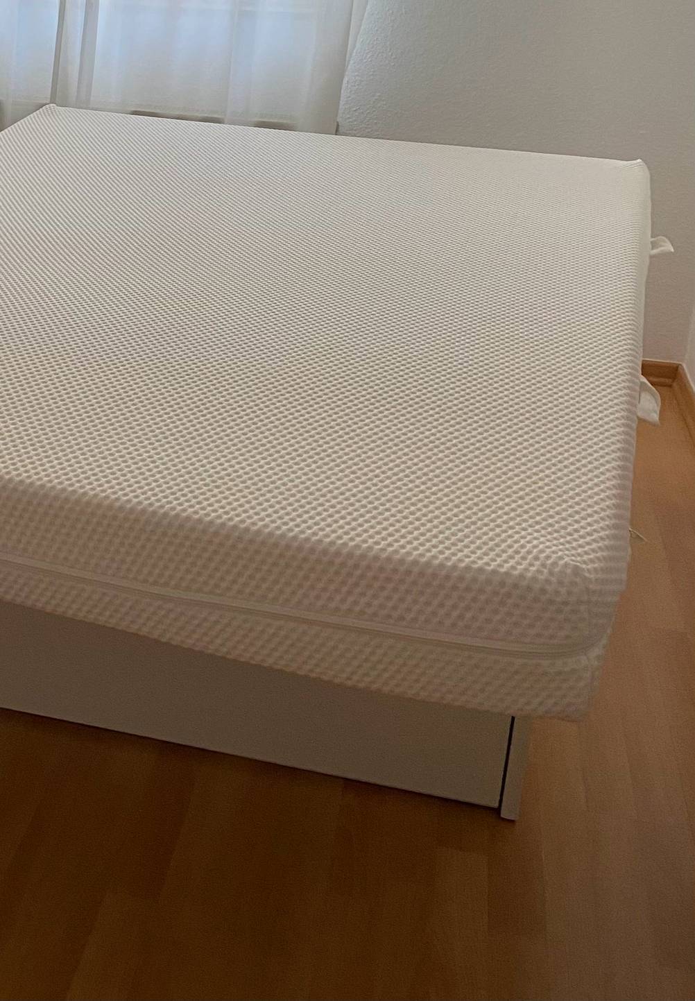 Eine getestete Matratze 160 x 200 cm von schräg oben in einem Schlafzimmer.