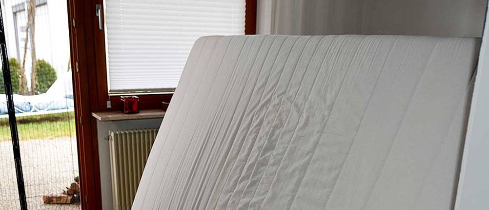 matratze wird bei offenem fenster gelueftet