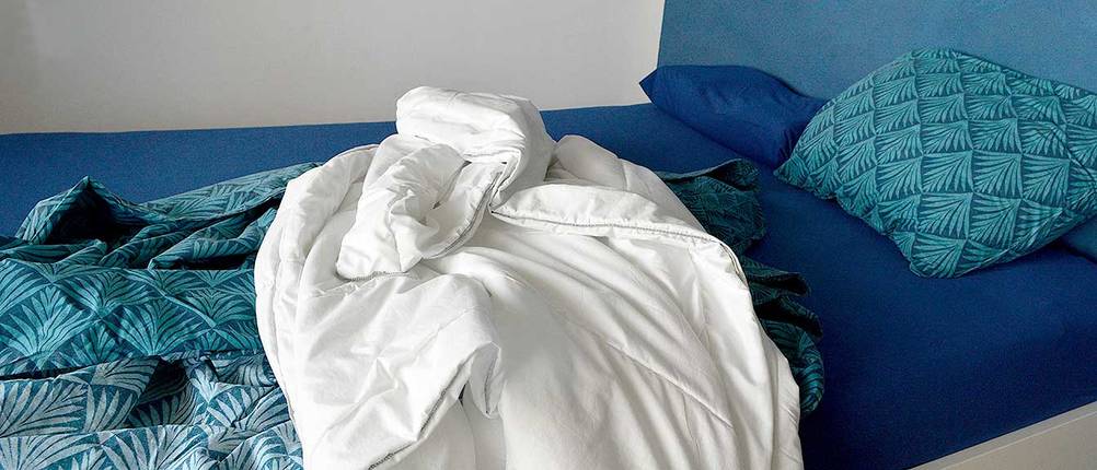 bett mit abgezogener bettdecke