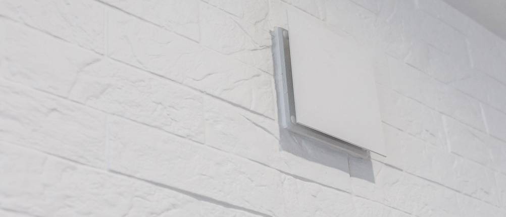 Eine Klappe in der Wand führt zum Abluft-Schacht.