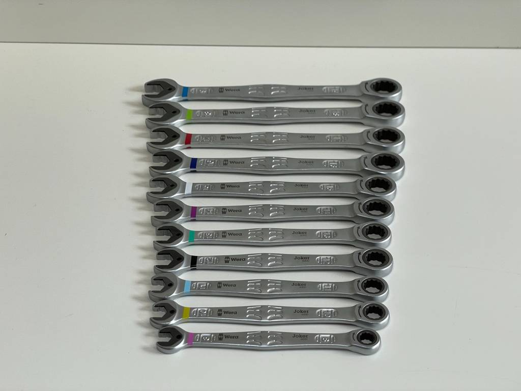 Ein getestetes Maulschlüssel-Set befindet sich sortiert auf dem Tisch. 