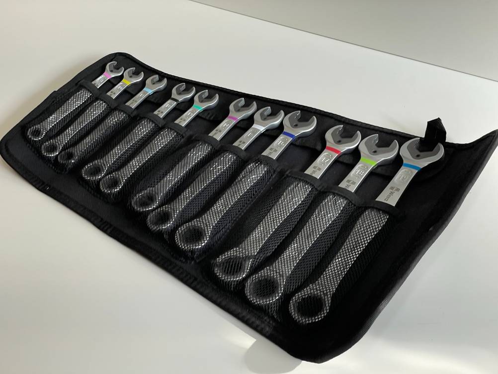 Maulschlüssel getestet: Ein ganzes Set in einer schwarzen Tasche auf einer hellen Oberfläche.