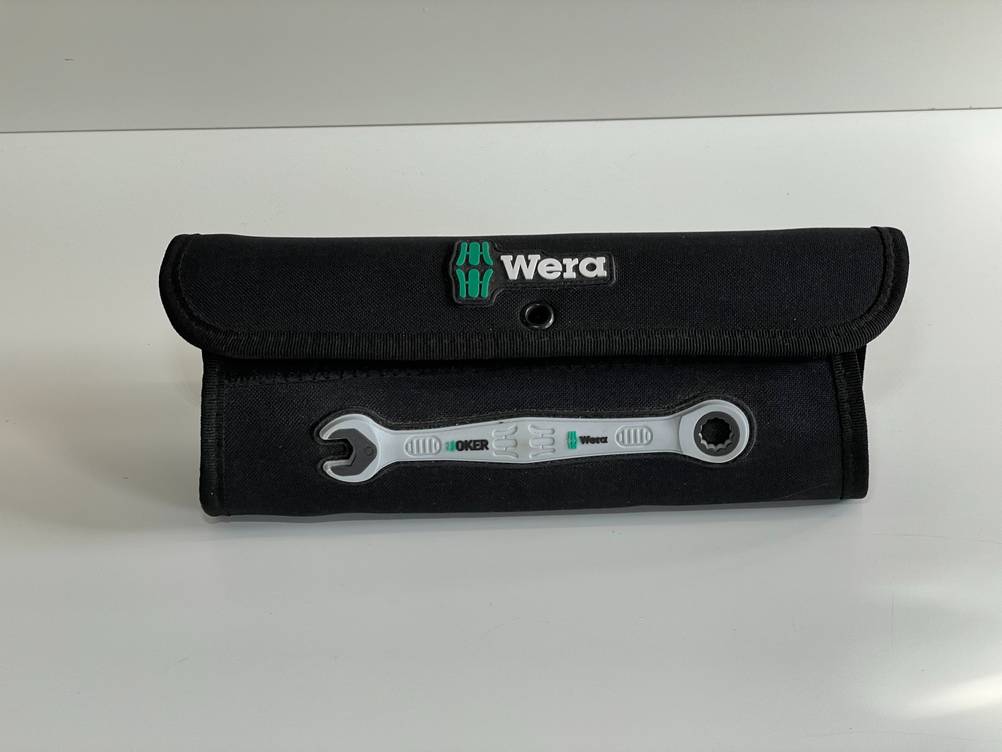 Schutztasche eines getesteten Maulschlüssels auf einer hellen Fläche.