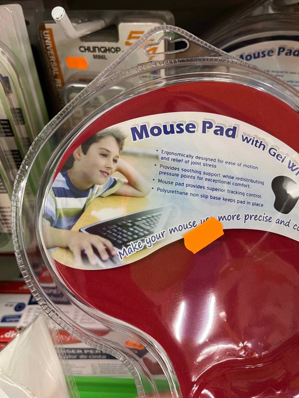 Ein getestetes Mauspad mit Gelkissen befindet sich verpackt in einem Geschäft.